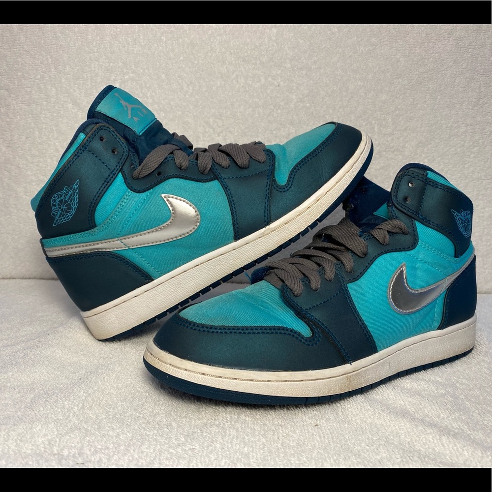 Jordan 1 retro hyper jade green/teal size 6.5Y